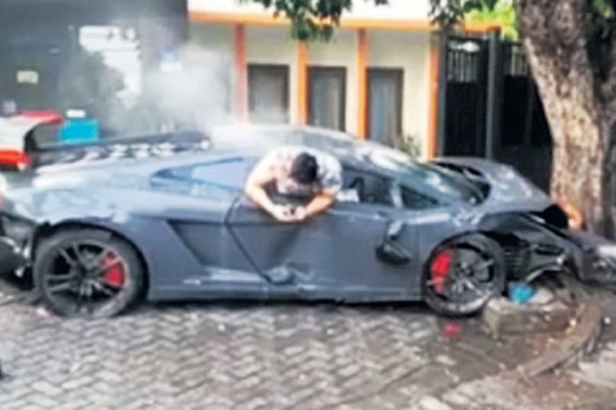 Lamborghini ilə qəza edən gənc bu hərəkətiylə hər kəsi təəcübləndirdi (FOTO)