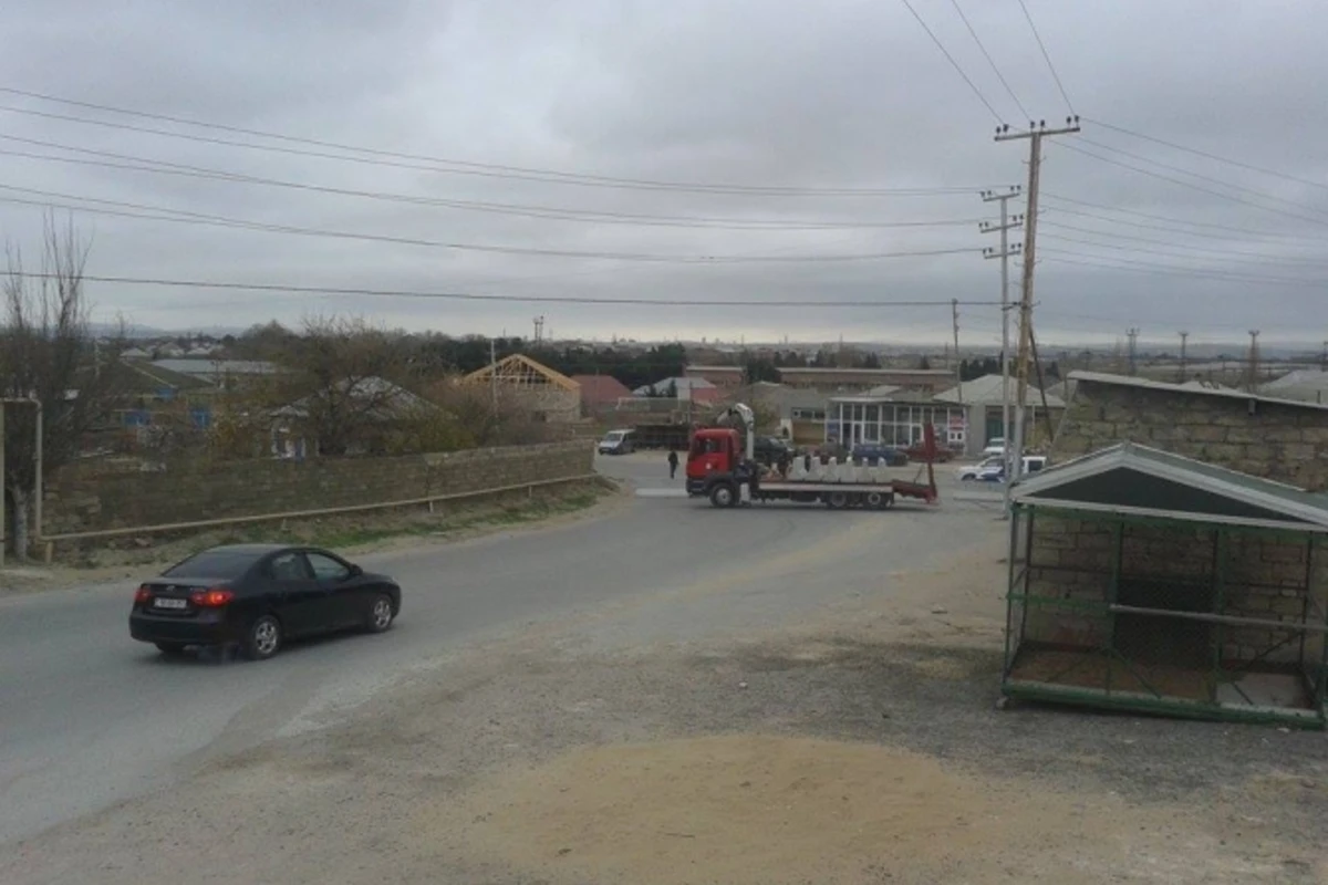 Nardaranın girişində beton plitələr düzülür (FOTO)