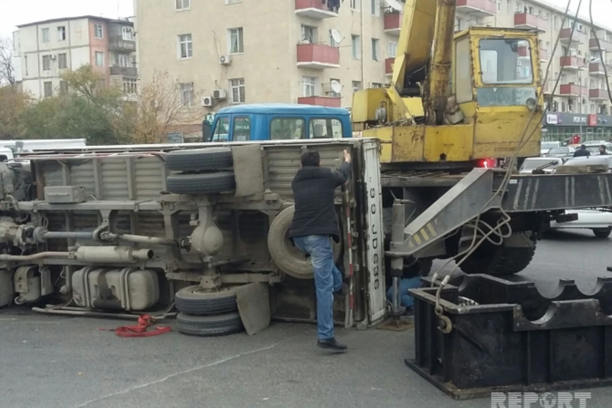 В Баку перевернулся грузовик