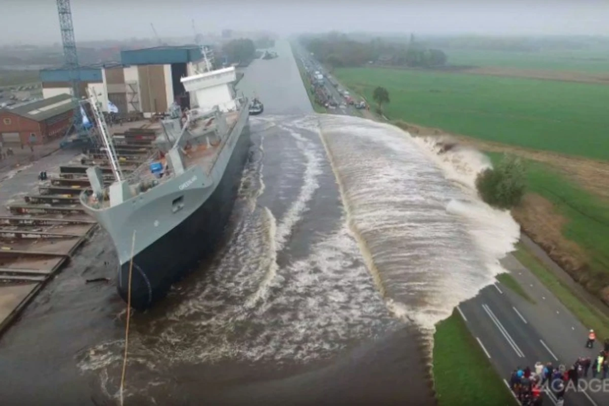 Зрелищный спуск корабля на воду и не только (видео)