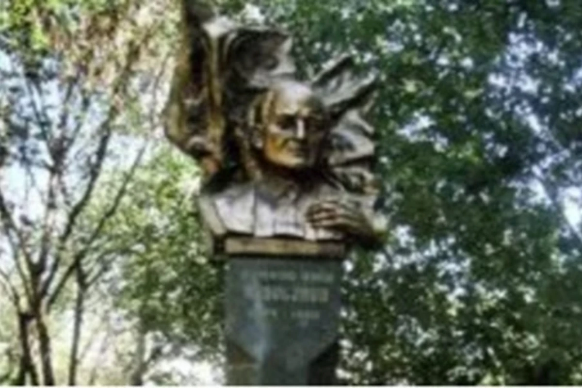 В Гяндже с бюста Мамед Эмина Расулзаде сняли мешок
