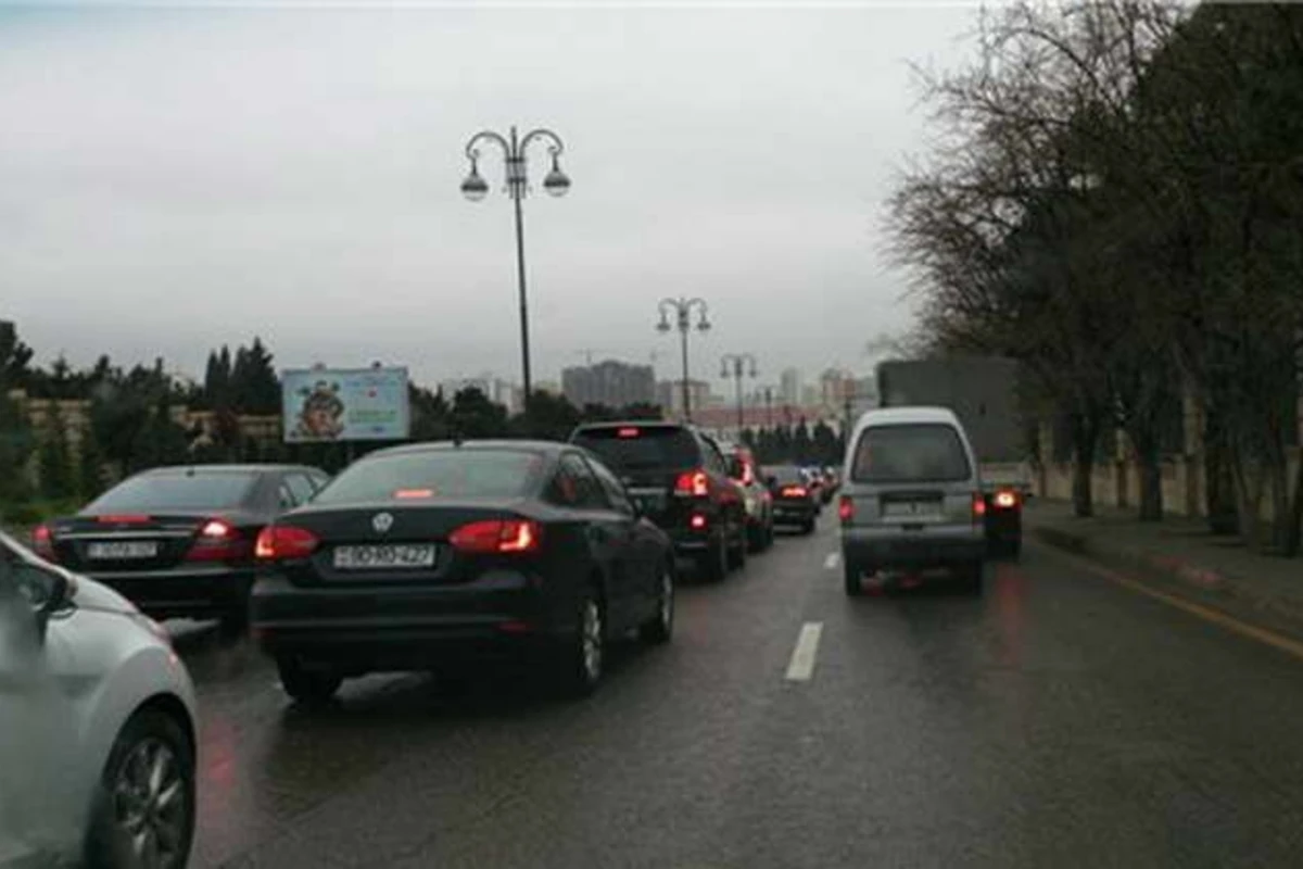 На некоторых дорогах Баку снижено ограничение скорости