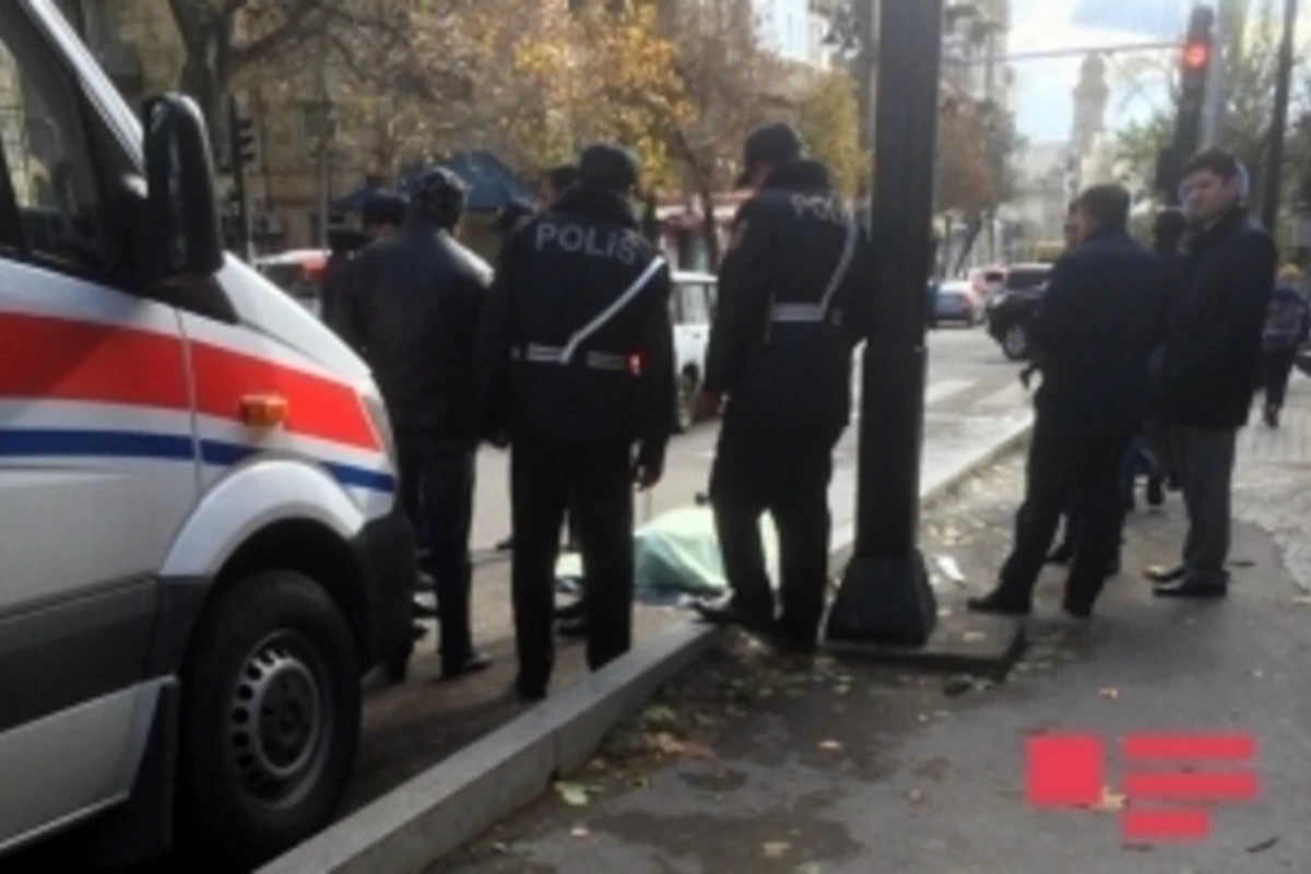 В Баку перед отделением полиции скончался человек