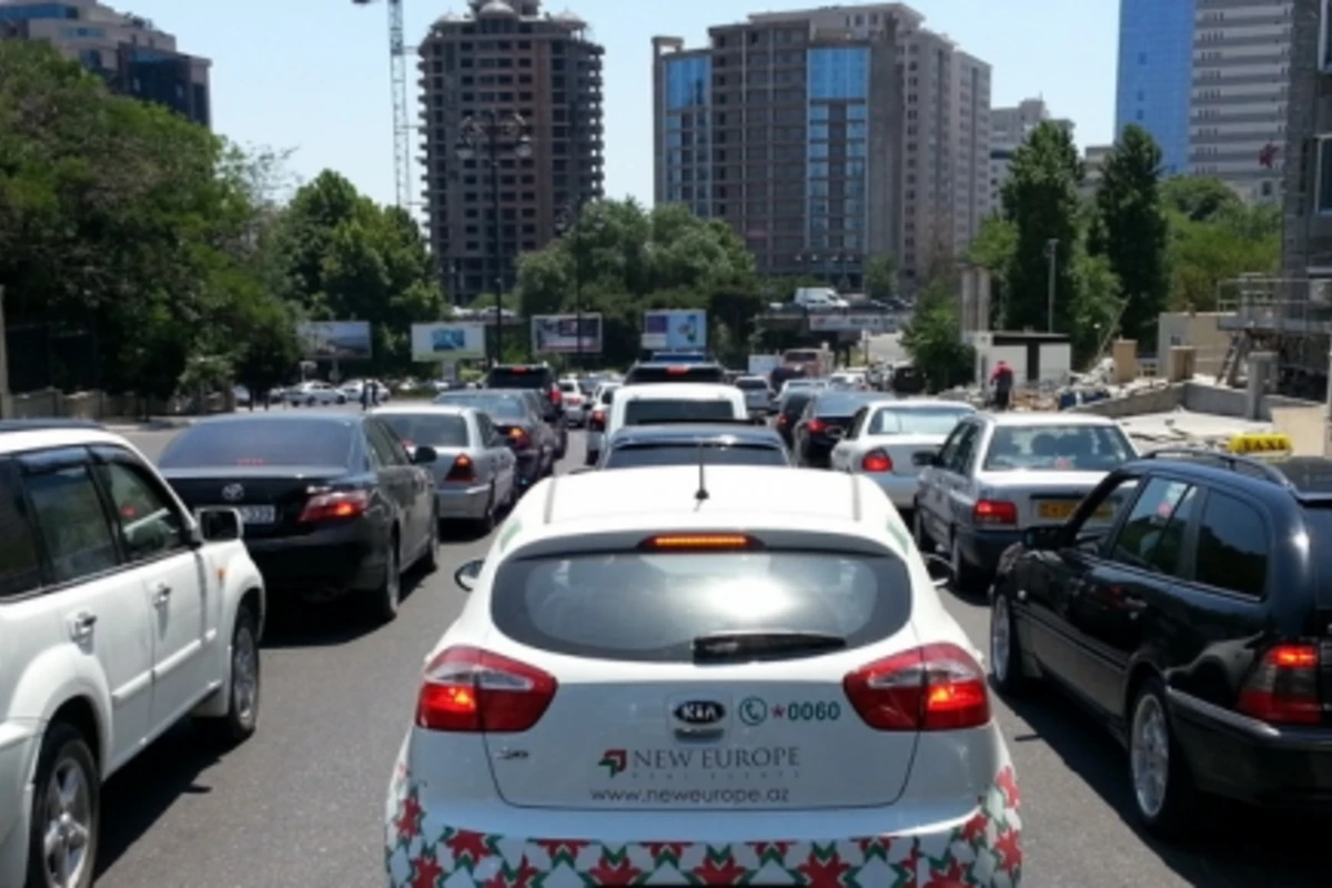 На основных дорогах Баку наблюдаются большие пробки