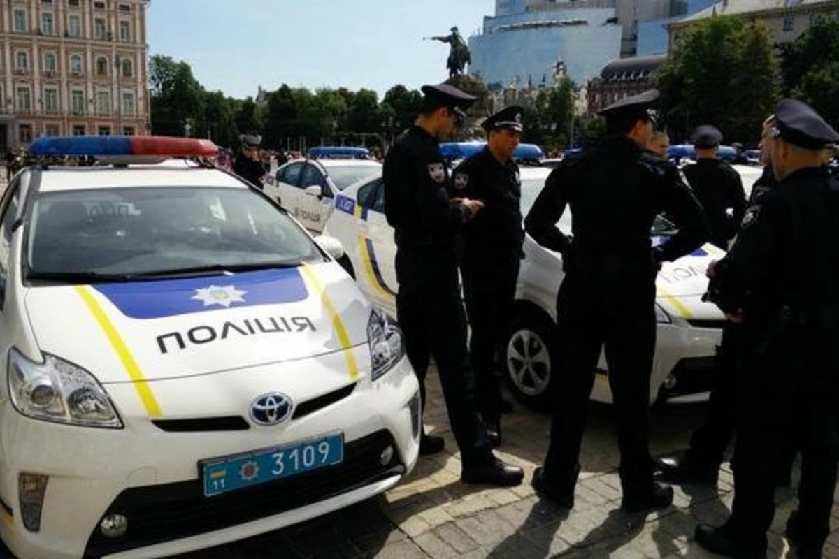 Восемь человек пострадали при взрыве у супермаркета