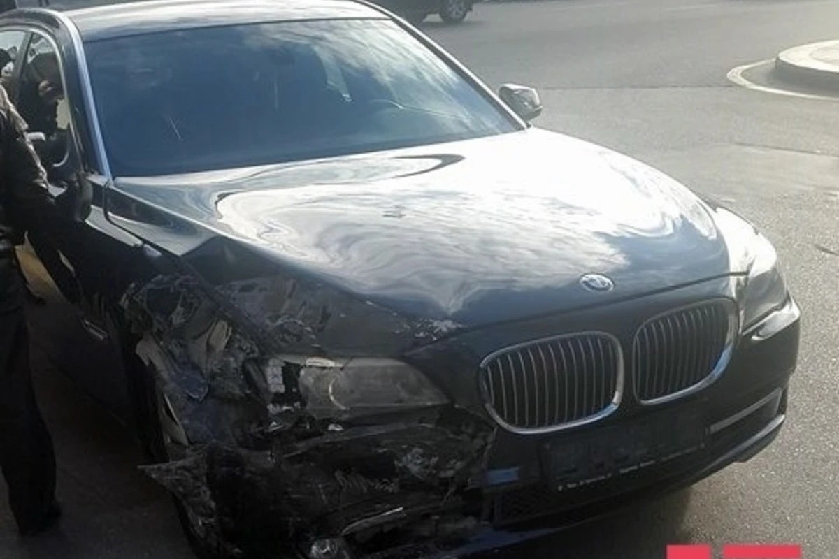Автомобиль министра Азербайджана попал в аварию