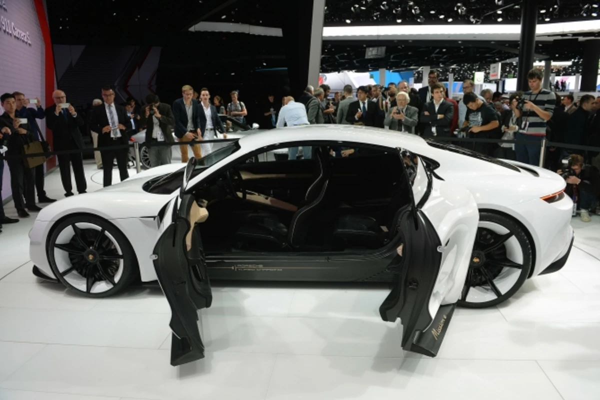 Porsche начнет серийное производство своего электрокара (видео)