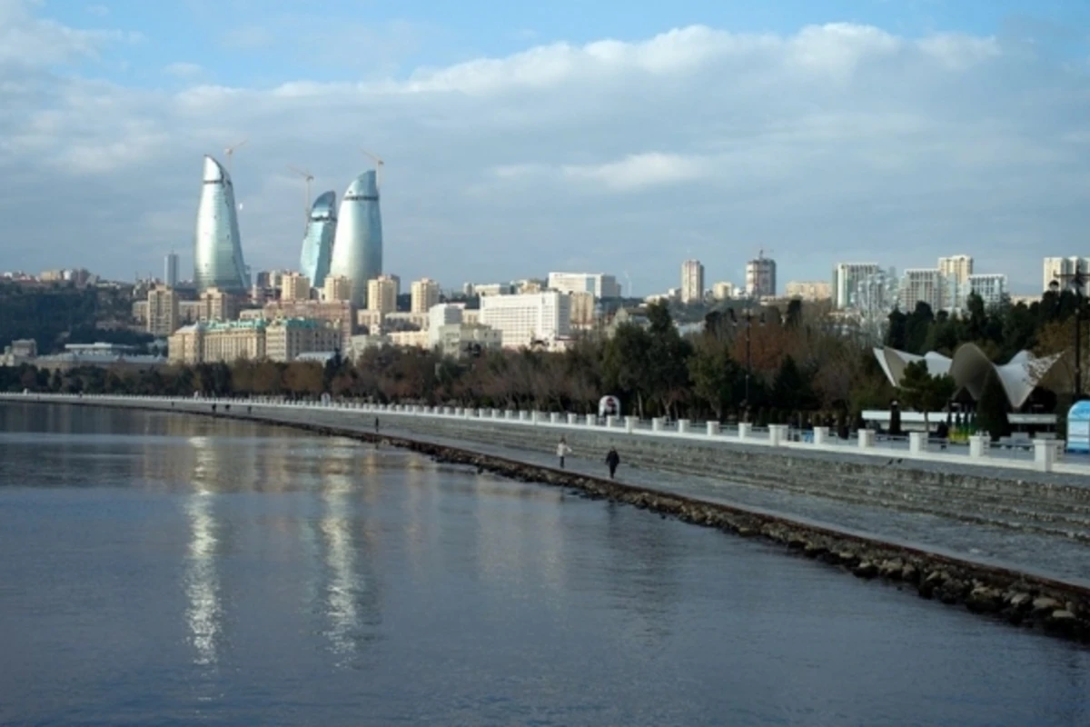 На бакинском бульваре влюбленные бросились в море