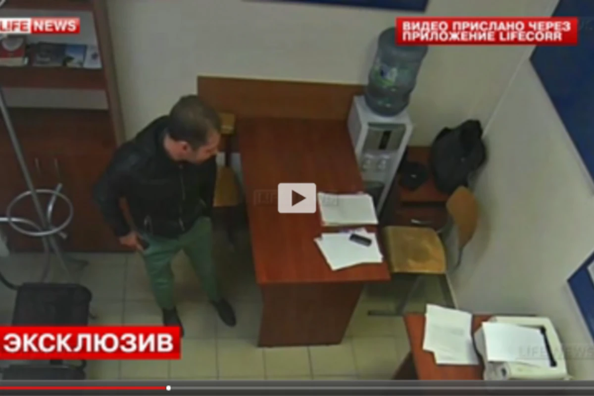 Задержанный украл у полицейского телефон во время допроса (видео)