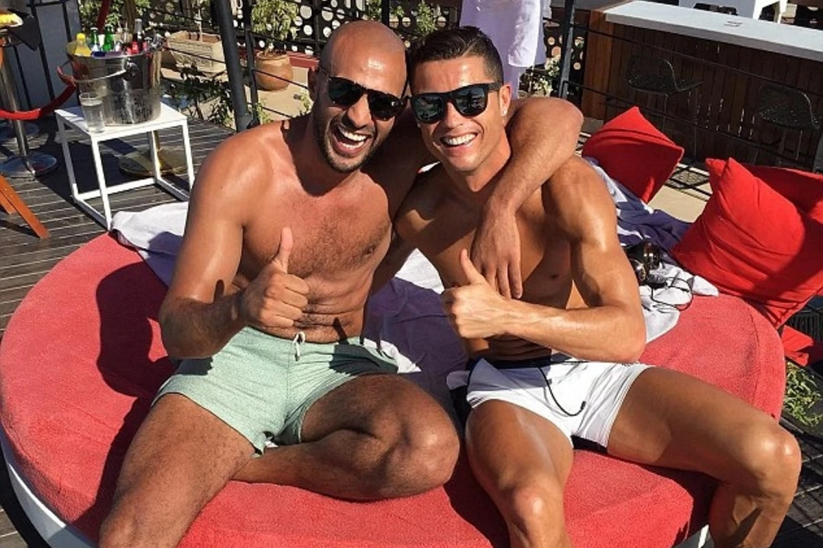 Ronaldo homoseksual olması ilə bağlı iddialara cavab verdi Ronaldo homoseksual olması ilə bağlı iddialara cavab verdi
