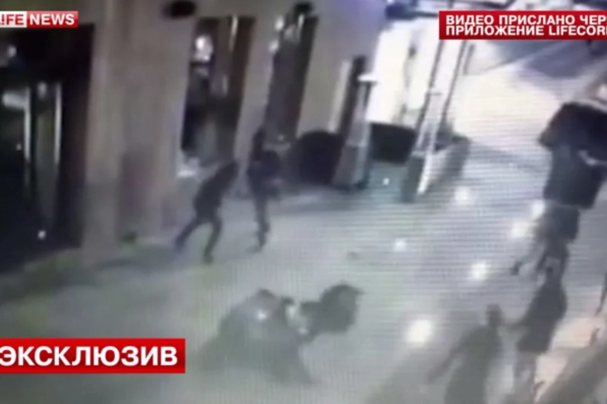 Камеры сняли перестрелку с двумя убитыми и восемью ранеными в центре Москвы (видео)