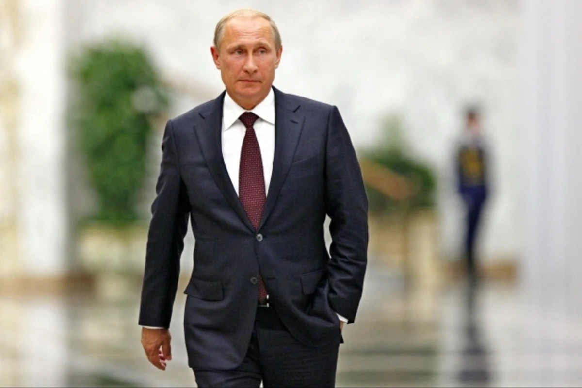 Почему Владимир Путин, шагая, не двигает своей правой рукой? (видео) Почему Владимир Путин, шагая, не двигает своей правой рукой? (видео)