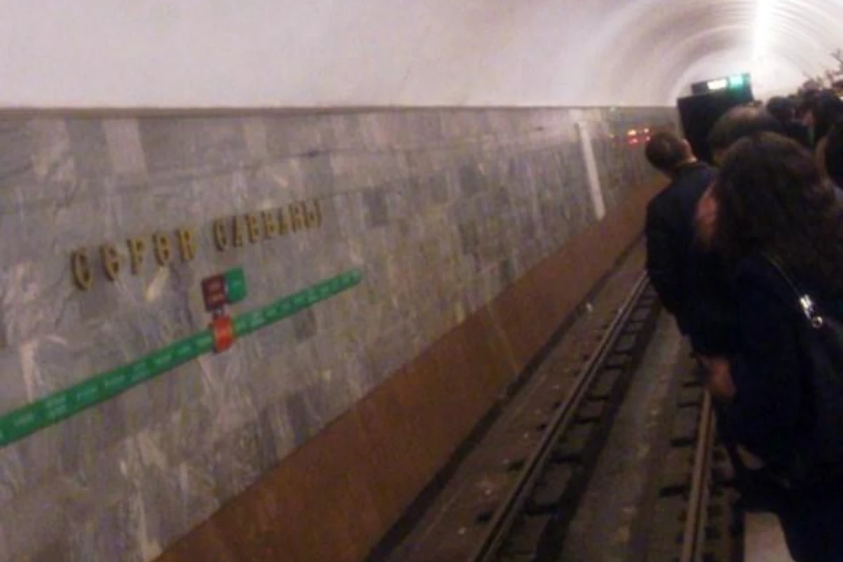 Давка в бакинском метро, поезд опаздывает на 35 минут