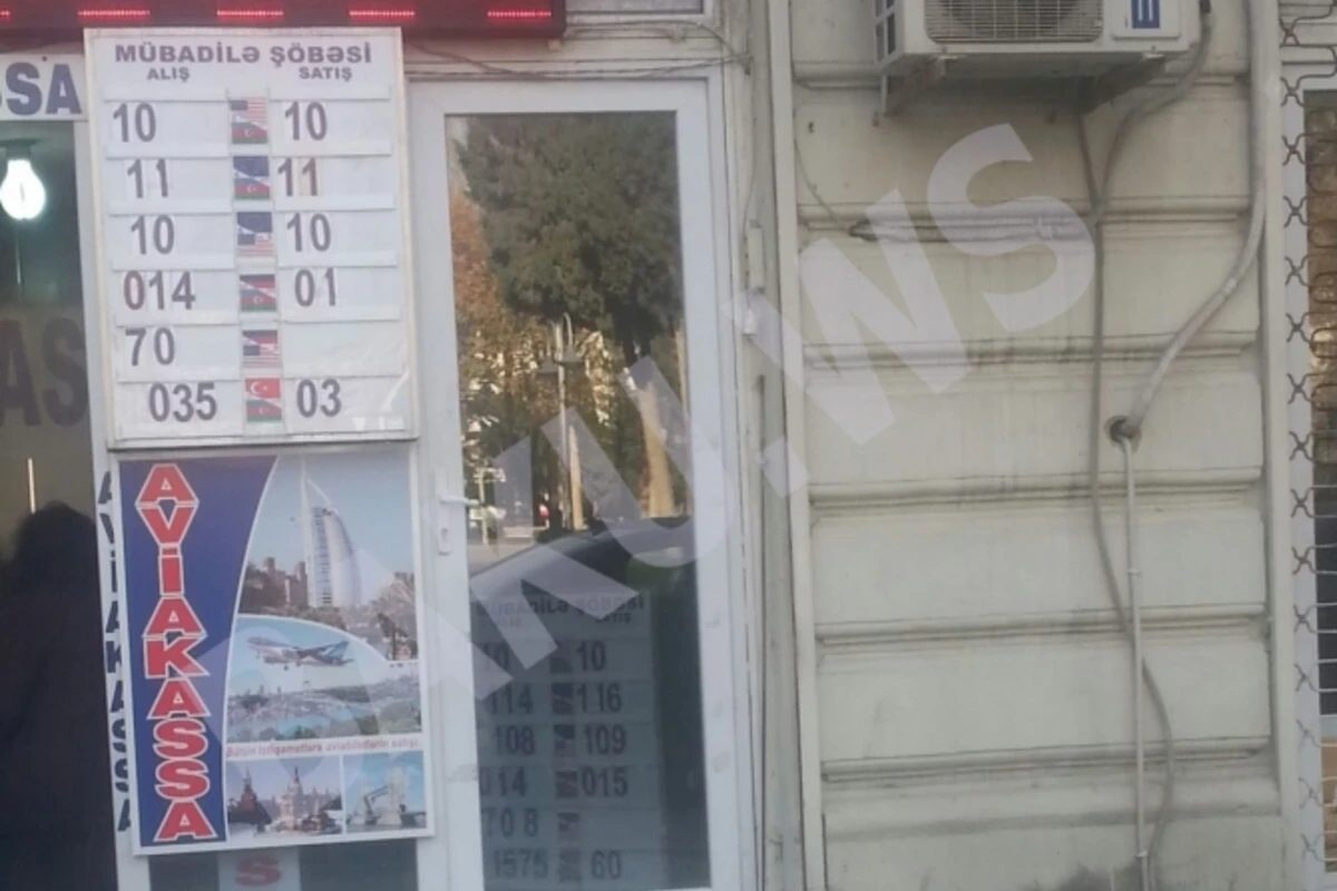 В Баку приостановили продажу долларов