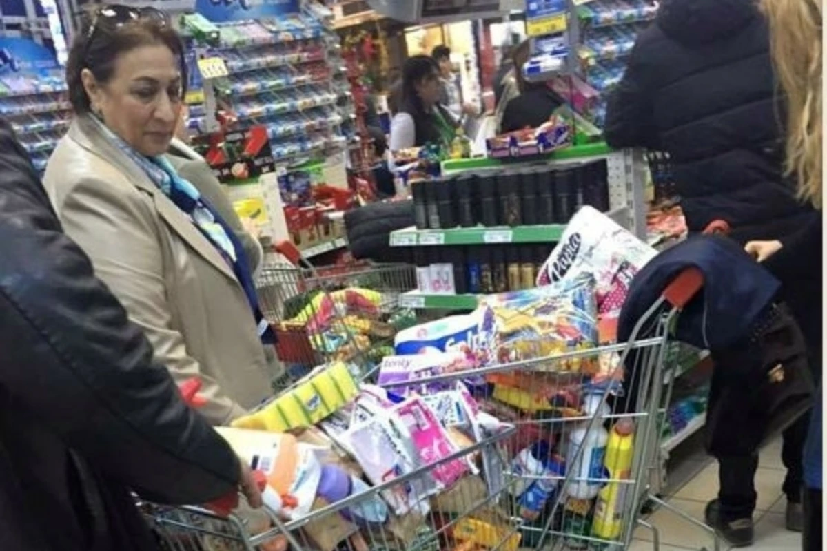 Население Азербайджана «атакует» продовольственные магазины