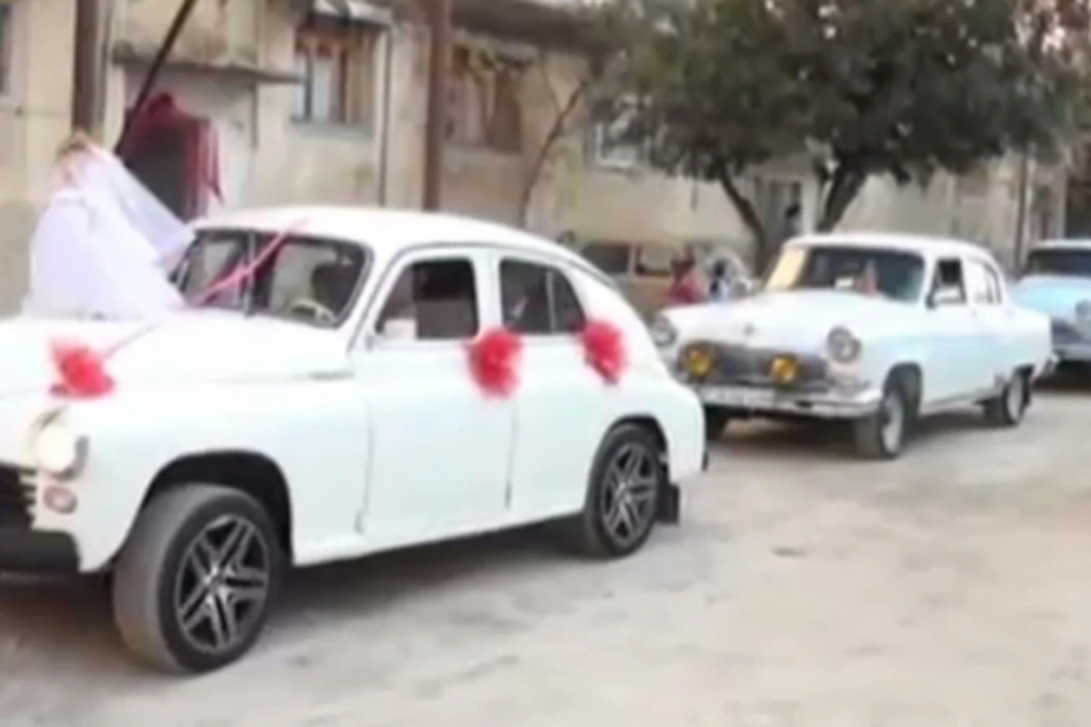 Свадьба в Гяндже запомнилась жителям необычным автомобильным кортежем (видео)