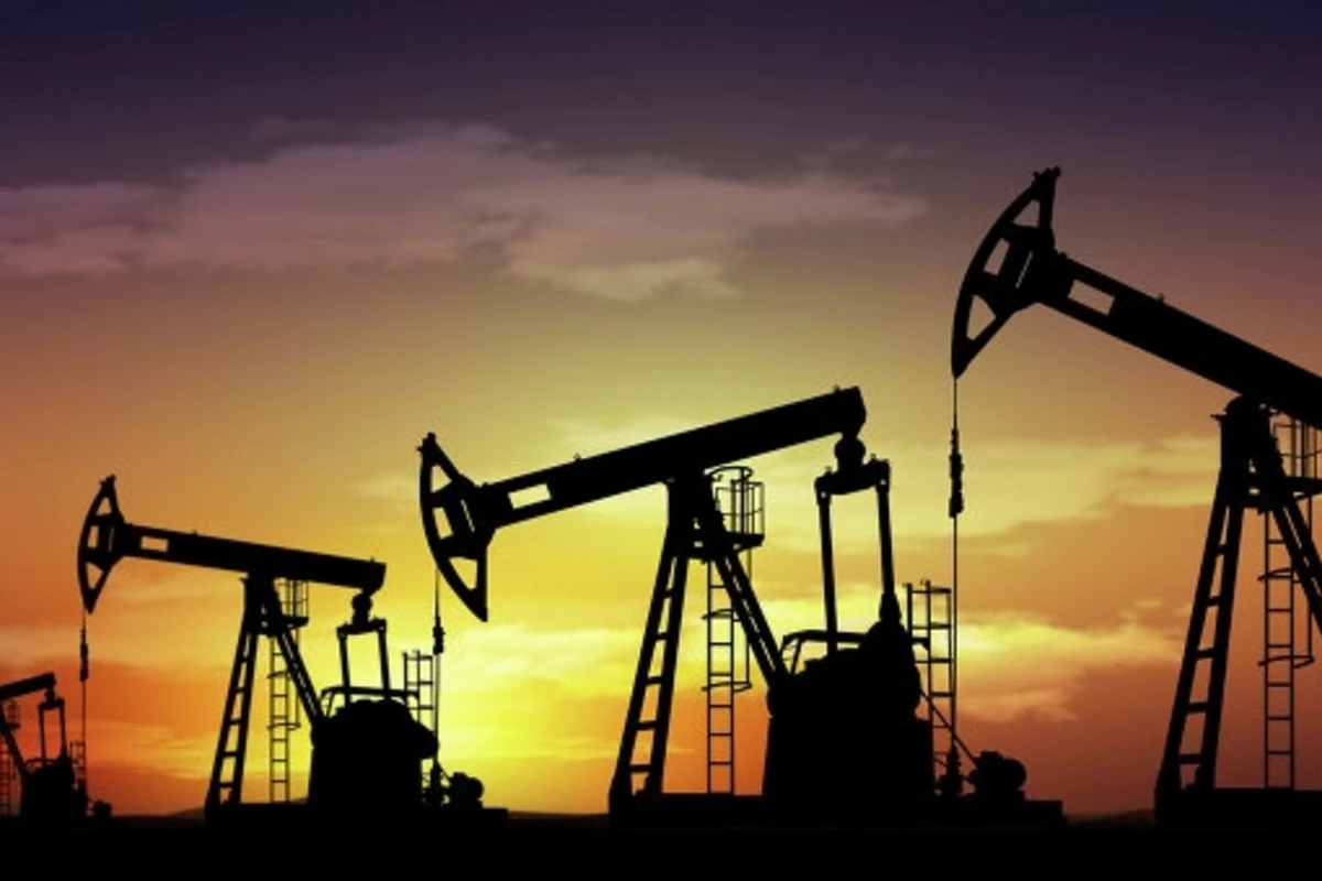 Цены на нефть растут после падения до минимума 2004 года