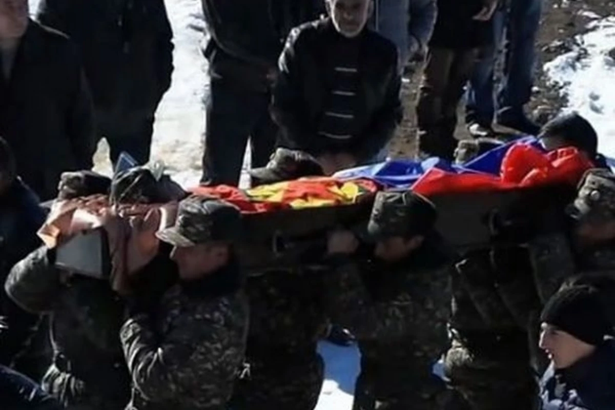 Убитого в Карабахе армянина завернули во флаг PKK (видео)
