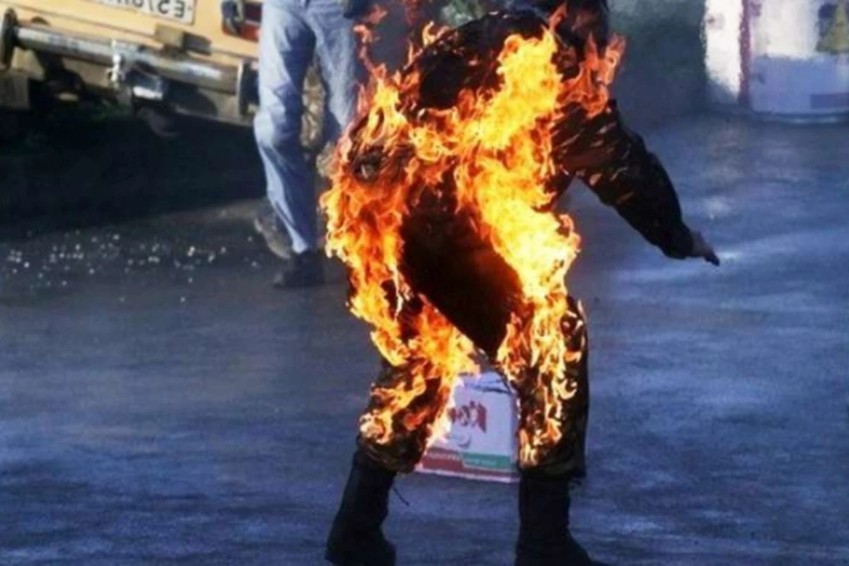 Мужчина пытался сжечь себя перед банком в Баку