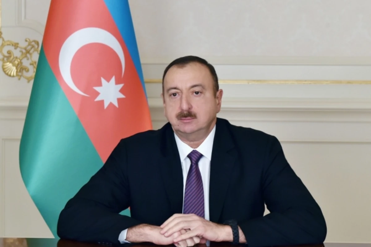Президент Ильхам Алиев поздравил азербайджанцев мира
