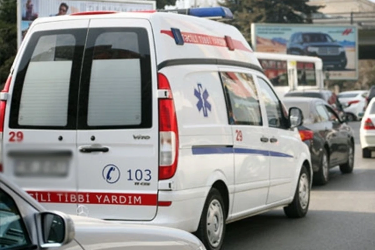 В Азербайджане автомобиль сбил 17-летнюю девушку