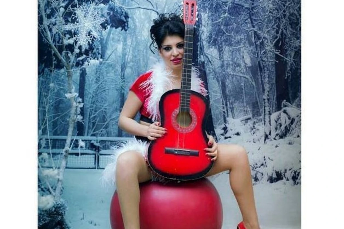Azərbaycanlı müğənnidən Yeni il fotosessiyası (FOTO) Azərbaycanlı müğənnidən Yeni il fotosessiyası (FOTO)