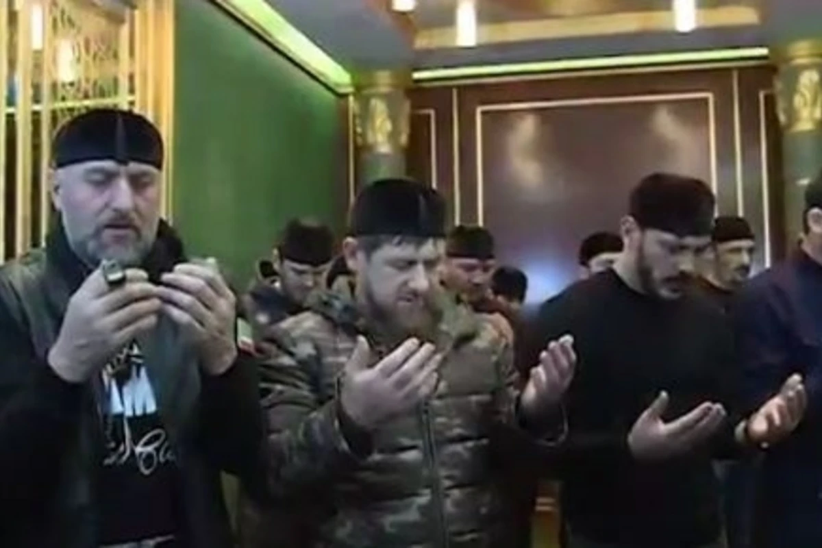 Забит Самедов и Рамзан Кадыров вместе совершили намаз (видео) Забит Самедов и Рамзан Кадыров вместе совершили намаз (видео)
