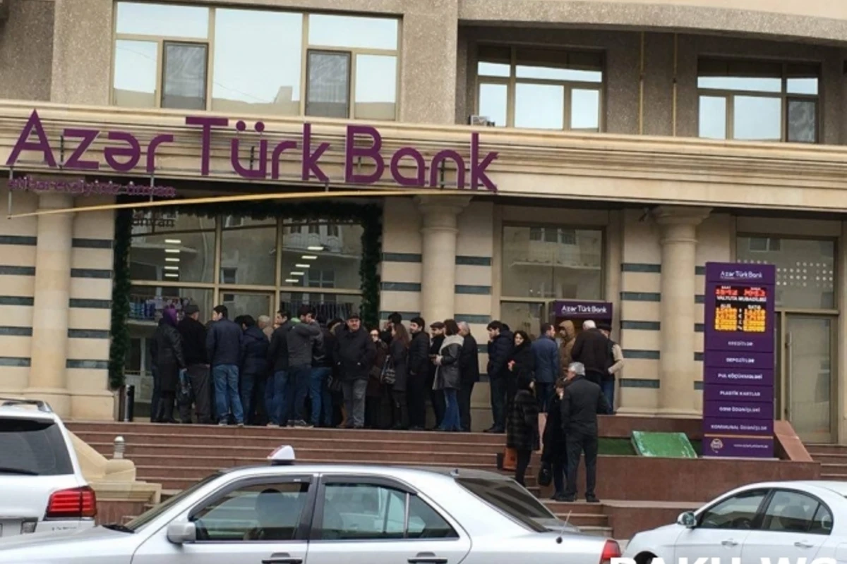 В Баку население «атакует» банки (видео) В Баку население «атакует» банки (видео)