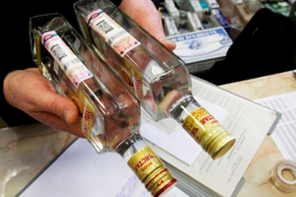 В Азербайджане вступил в силу запрет на продажу спиртных напитков за наличные
