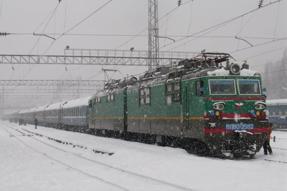 Снегопад помешал движению поезда Баку-Балакен