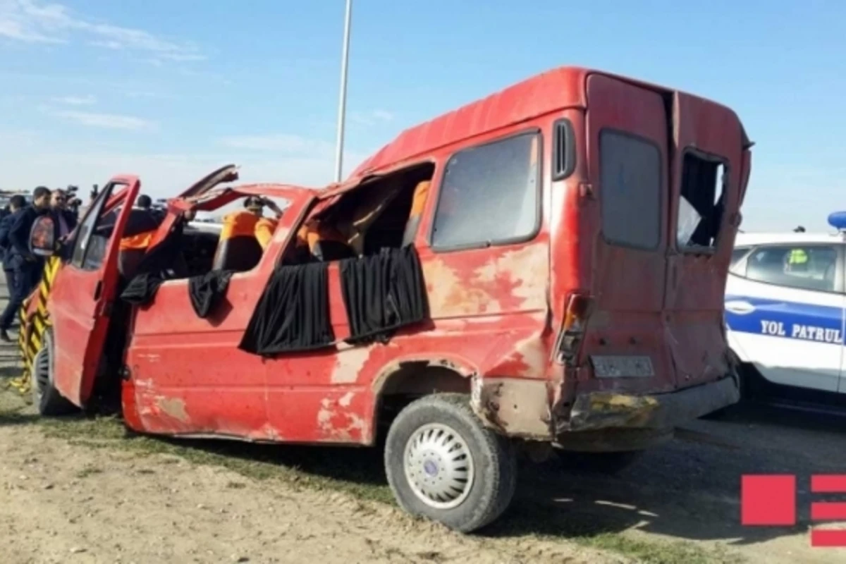 В Азербайджане столкнулись два микроавтобуса, пострадали 8 человек