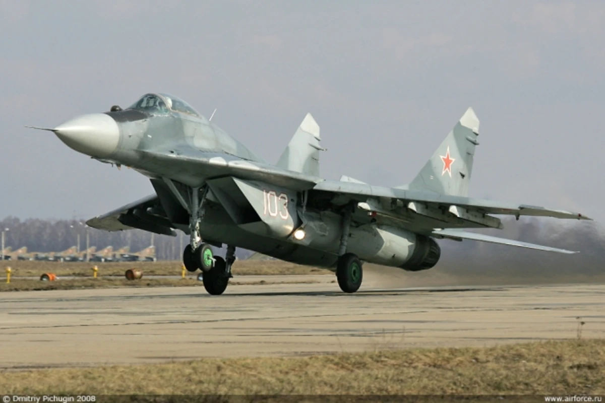 Российская авиабаза в Армении пополняет свои запасы новыми боевыми самолетами МиГ