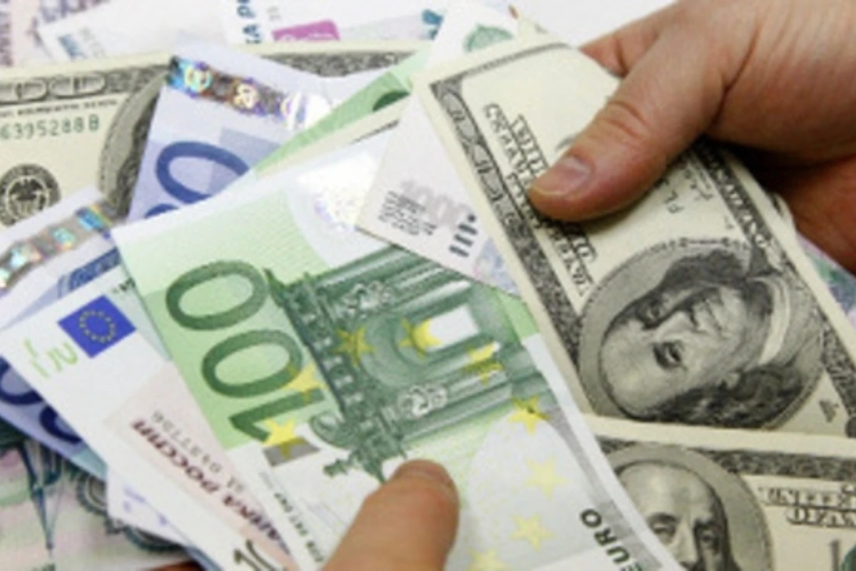 Несколько банков Азербайджана приостановили продажу валюты