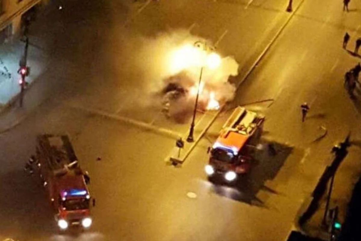 В Баку загорелся автомобиль