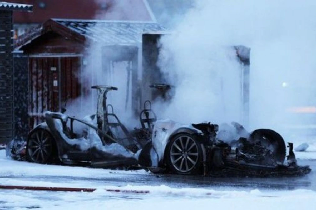 Электромобиль Tesla сгорел на станции быстрой зарядки (видео)