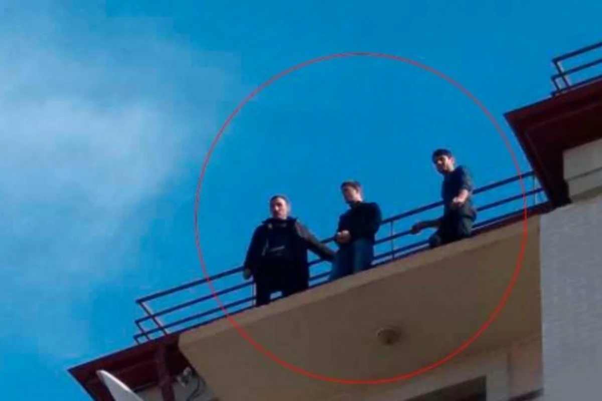 В Азербайджане 3 человека пытались броситься с крыши жилого здания (видео)