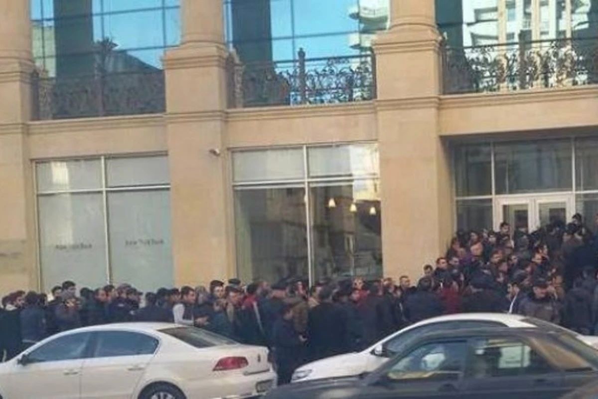Очереди за долларами в Баку