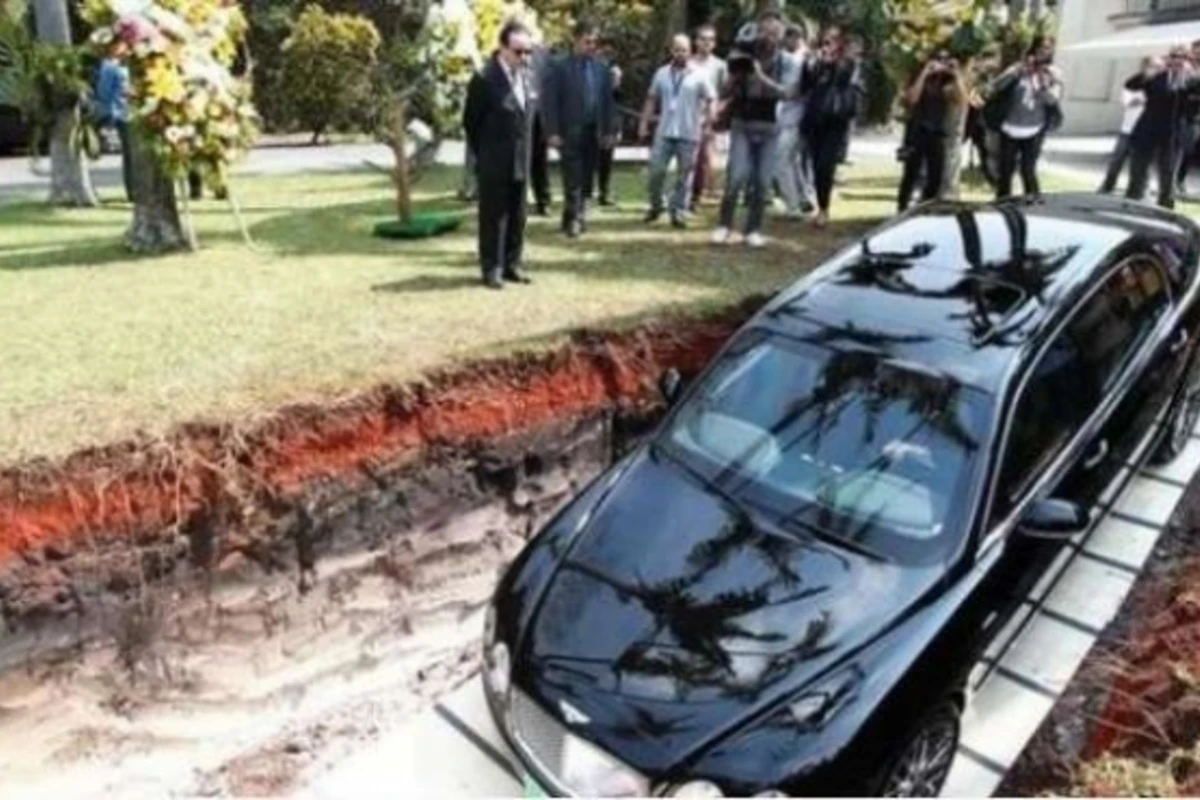 «Bentley» basdıracağını elan edən iş adamı insanlara belə dərs keçdi (FOTO)