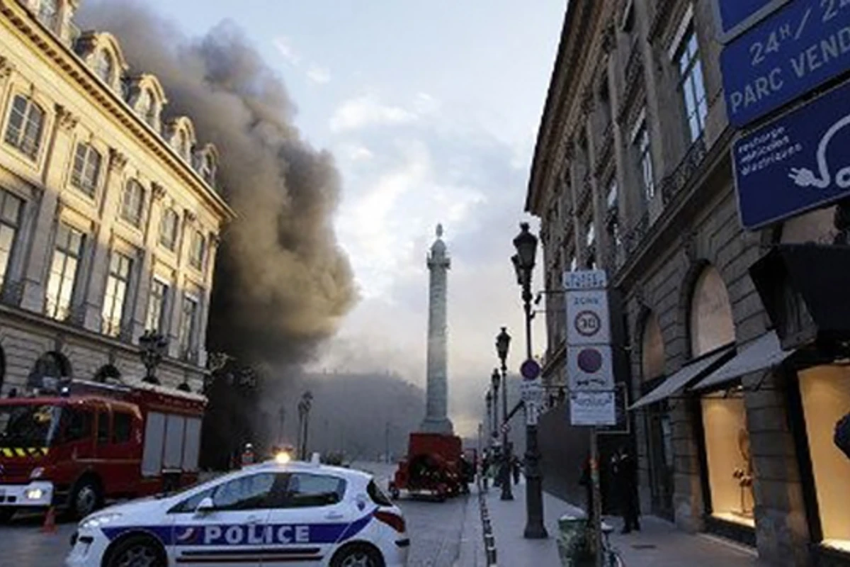 В центре Парижа загорелся легендарный отель Ritz