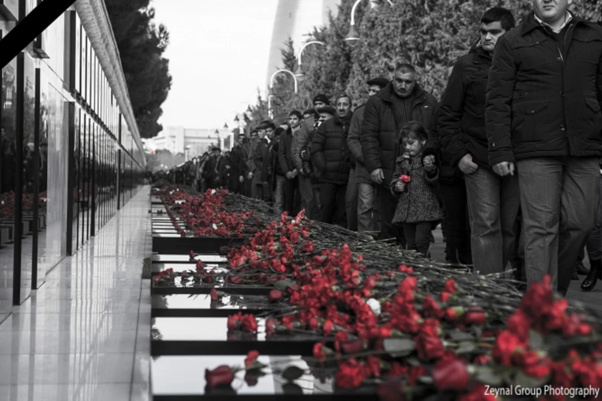 Xalq şəhidlərini anır (FOTO) Xalq şəhidlərini anır (FOTO)