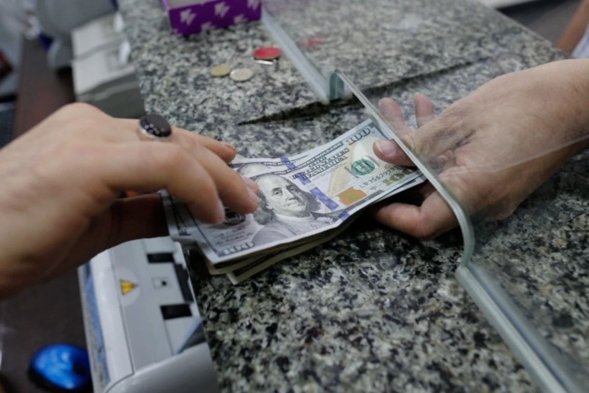 Центробанк Азербайджана установил курс доллара на сегодня