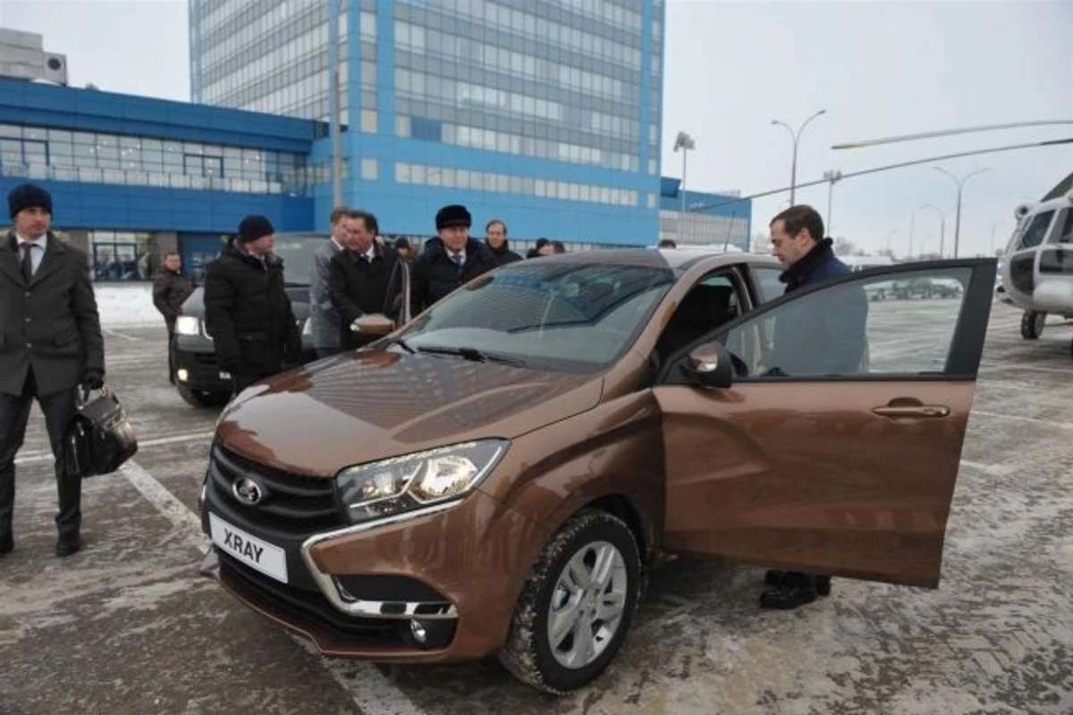 Медведев покатался на Lada XRay (видео)