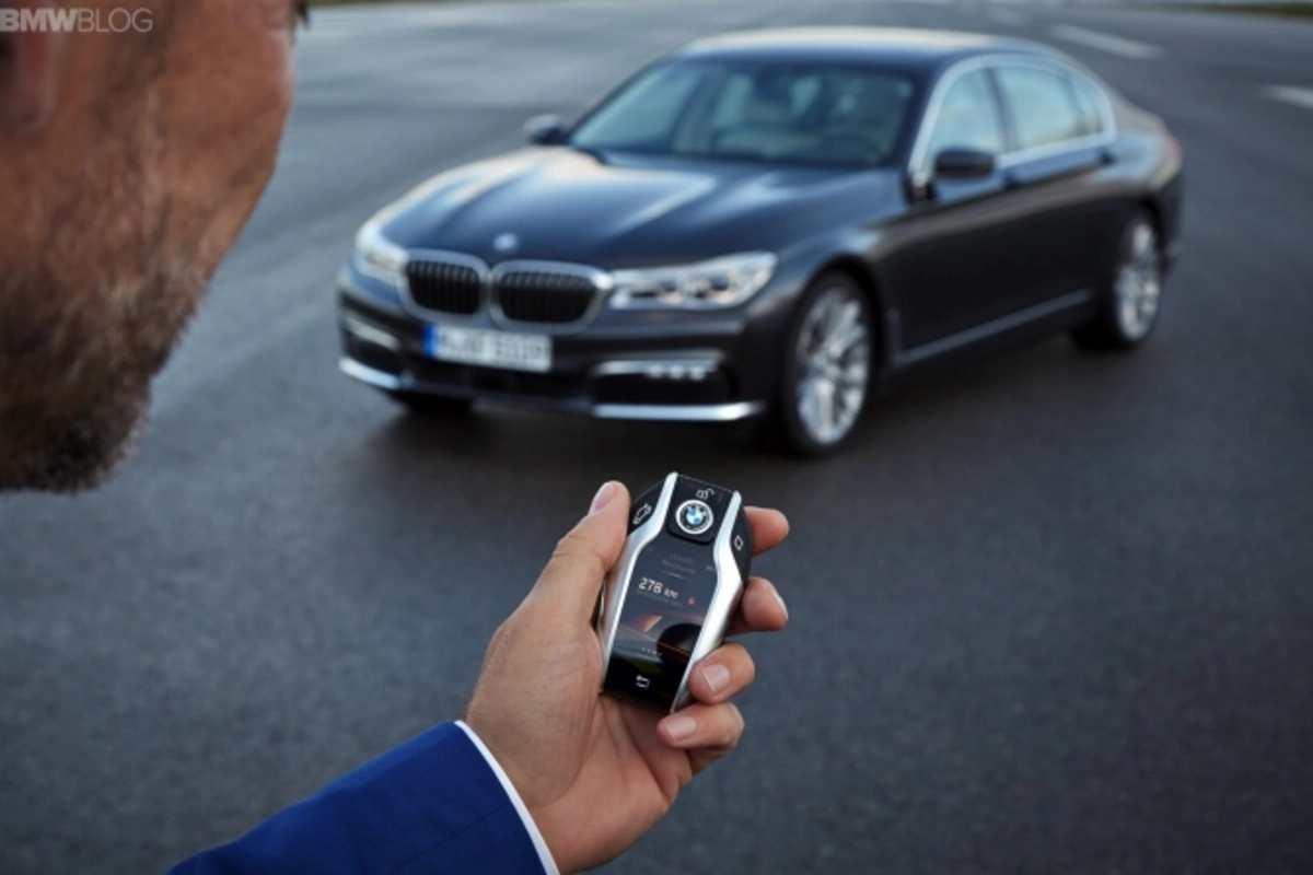 BMW 7-Series нового поколения способна парковаться без водителя за рулем (видео)