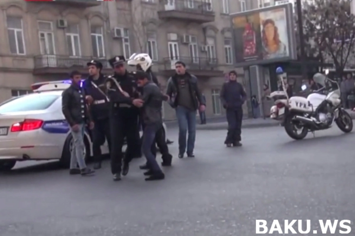 Разборка между гражданином и сотрудниками дорожной полиции в центре Баку (Видео)