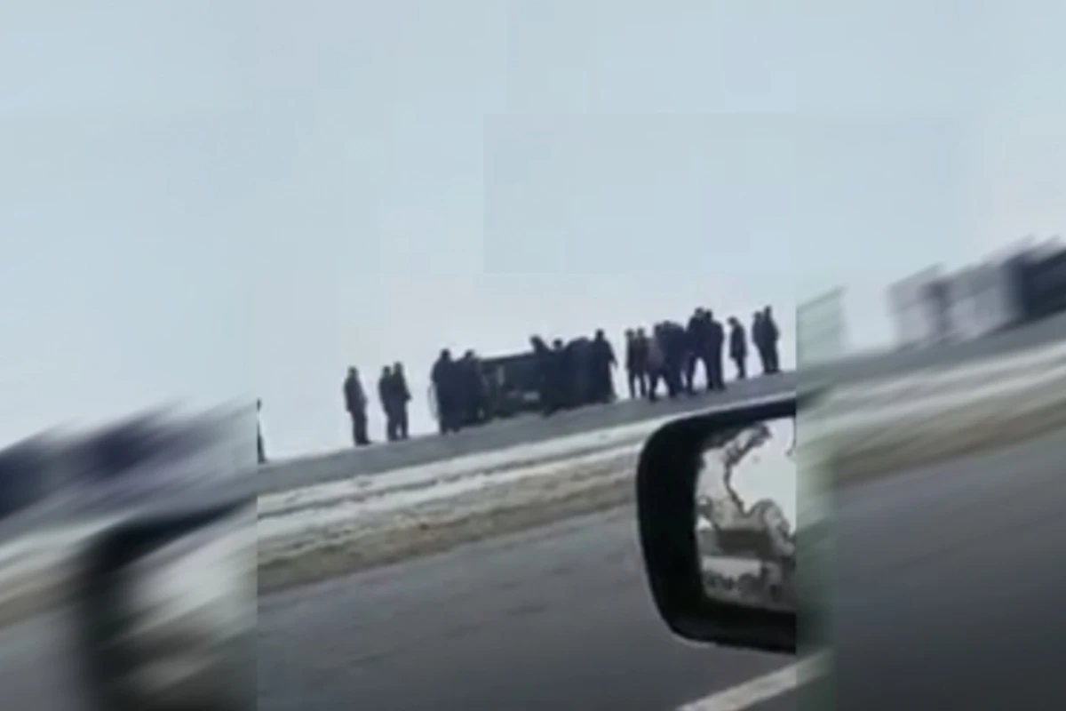 В Азербайджане гололед стал причиной опрокидывания автомобиля (видео)