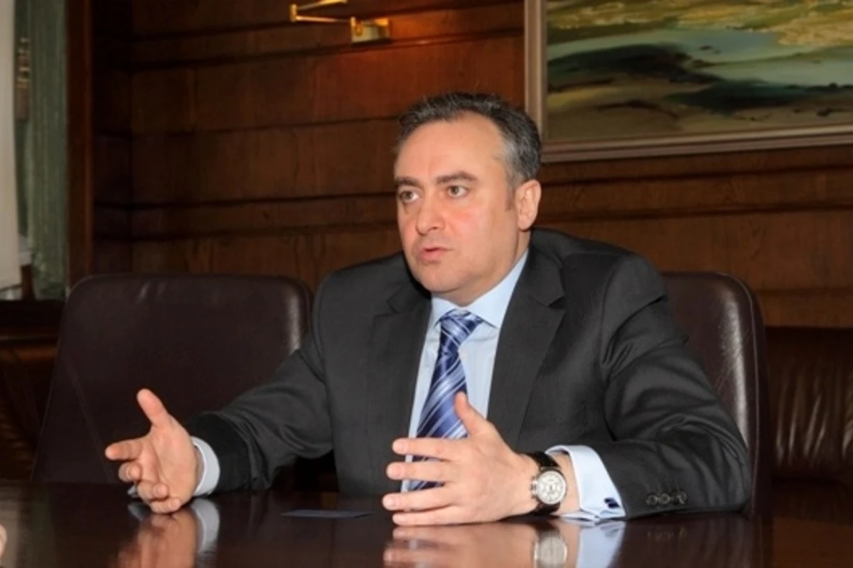 Prezident xanımı rüşvət təklifində ittiham olunan səfiri işdən çıxardı Prezident xanımı rüşvət təklifində ittiham olunan səfiri işdən çıxardı