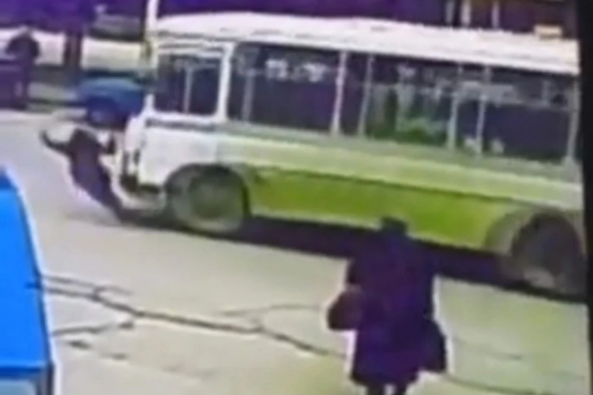 Реальные кадры смертельного наезда автобуса на девушку в Сумгайыте (видео, 18+) Реальные кадры смертельного наезда автобуса на девушку в Сумгайыте (видео, 18+)