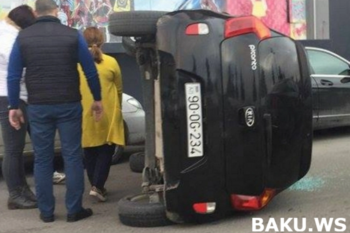 Утро на боку: В Баку женщина перевернула малолитражку