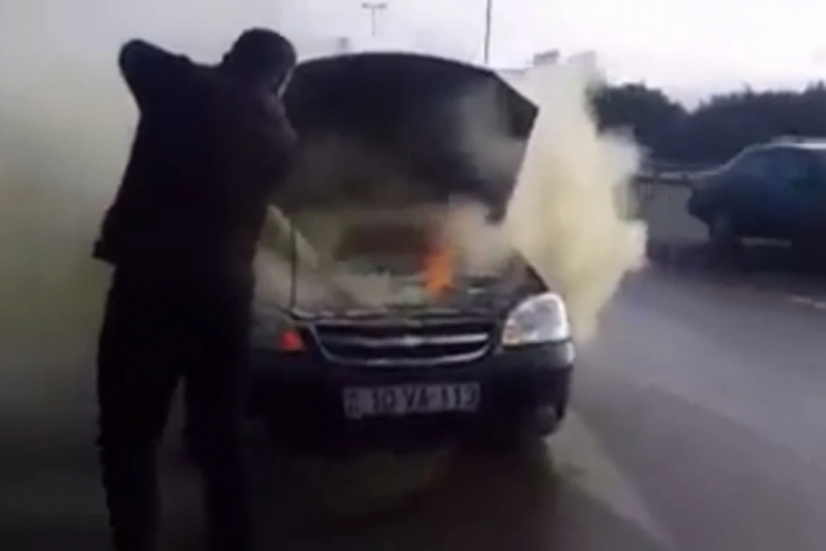 Chevrolet в огне - В Баку огнетушитель оказался беспомощным средством перед языками пламени (видео)