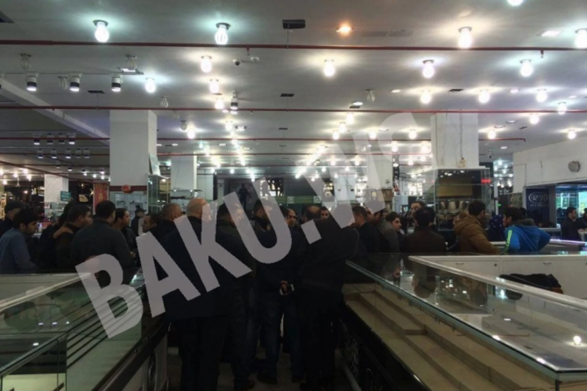 Moskva univermağının satıcıları aksiya keçirdi (VİDEO)